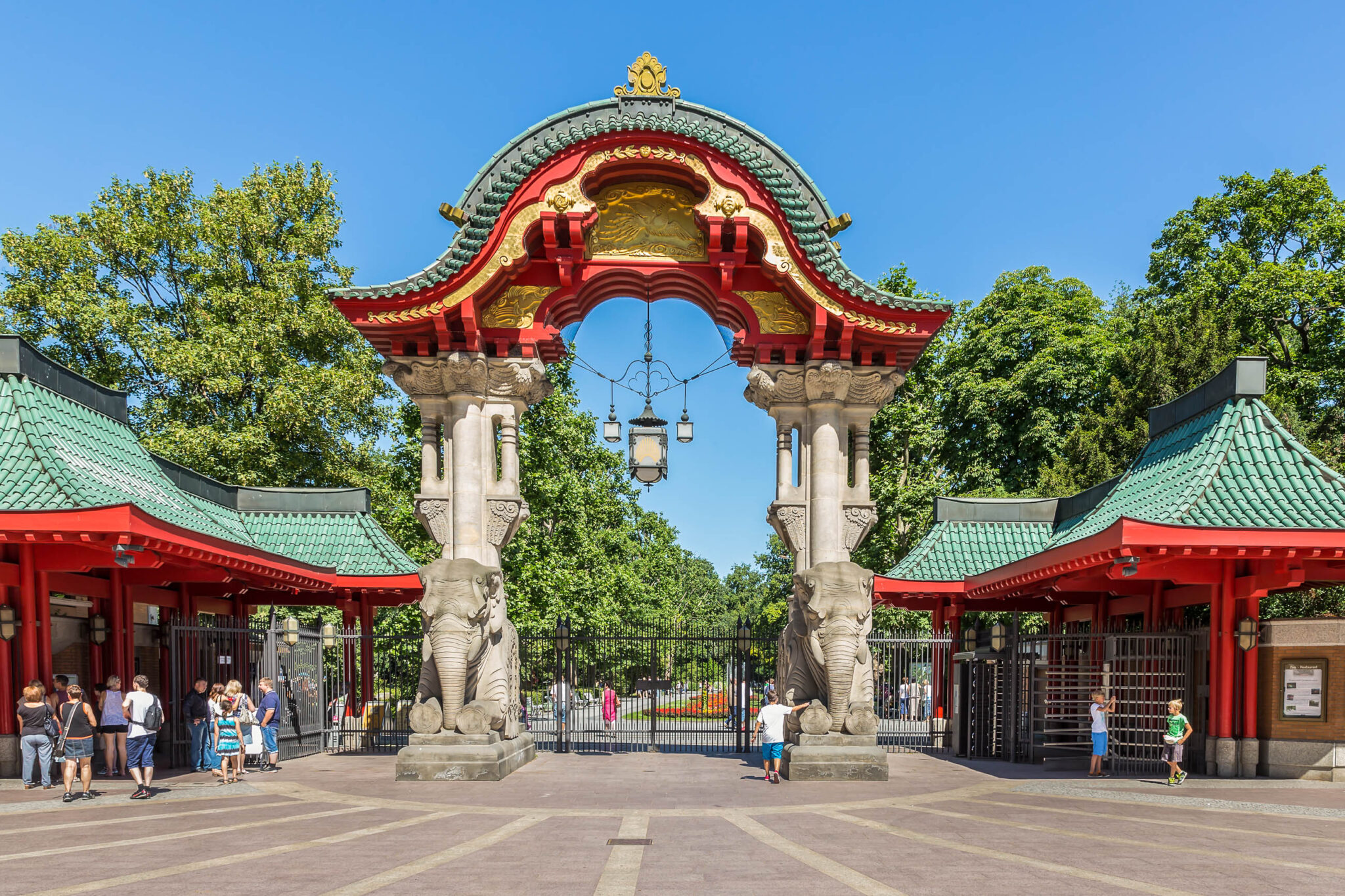 Der Zugang zum Berliner Zoo erfolgt durch das prächtige Elefantentor am Eingang Budapester Straße, Deutschland